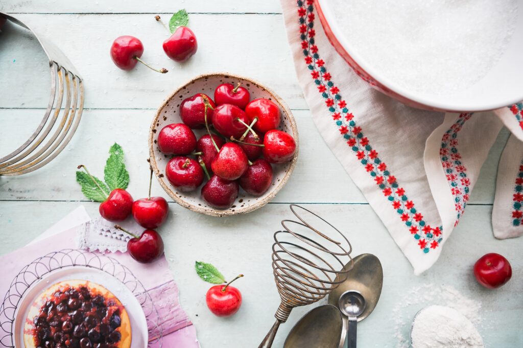 Varietà di ciliegie su tazza

