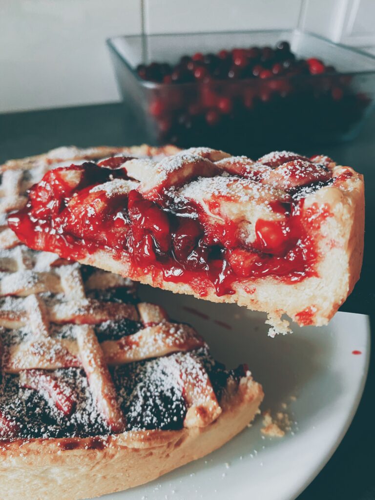 Fetta di crostata vista di lato, in modo da far vedere il risultato. La crostata è di ciliegie.