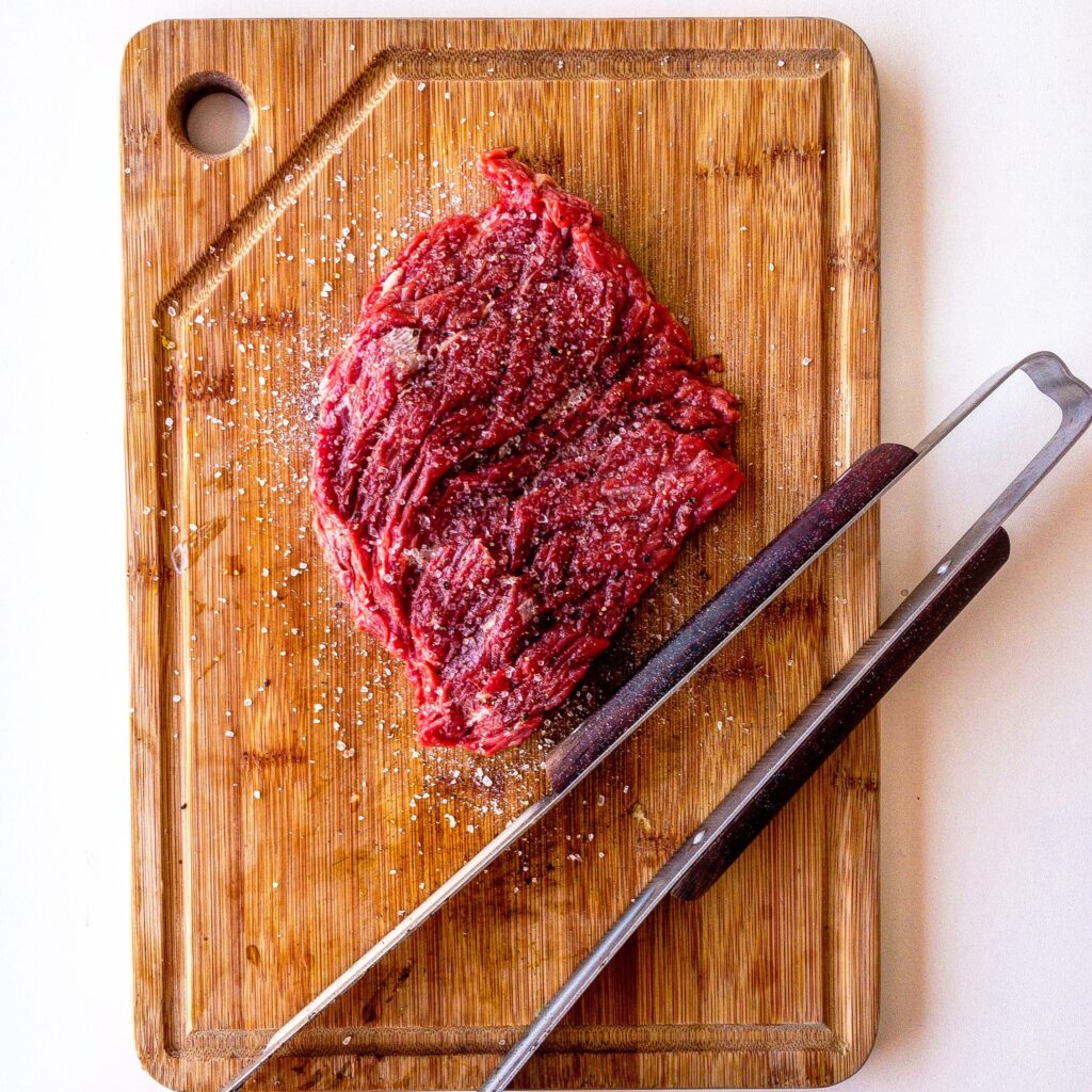 Filetto di manzo su tagliere di legno